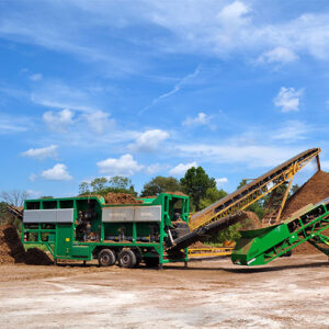 The Komptech Multistar XL3 star screen processing mulch at a commercial mulch facility.